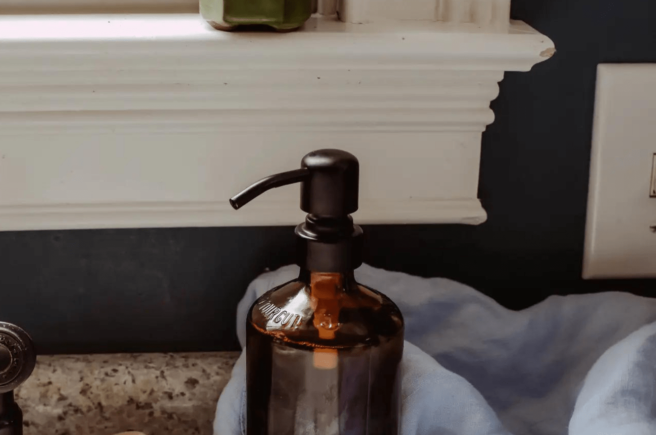 Zefiro Matte Black Metal Bottle Pump Tops