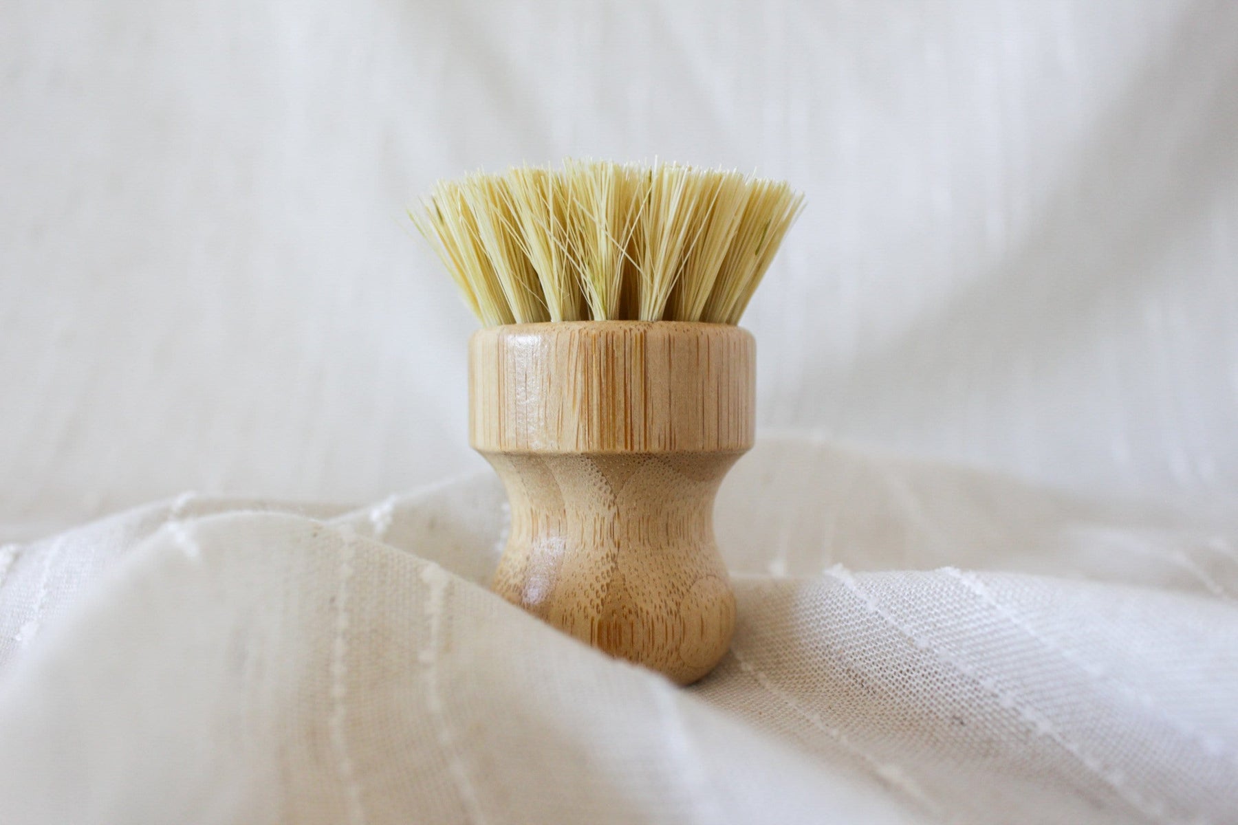 Dish Brush with Handle,Eco-Friendly Kitchen Dish Scrub Brush for Dishes(Pot  Dish Scrubber),Coconut Fiber Bristle with Wooden Handle,Dishwashing Brush
